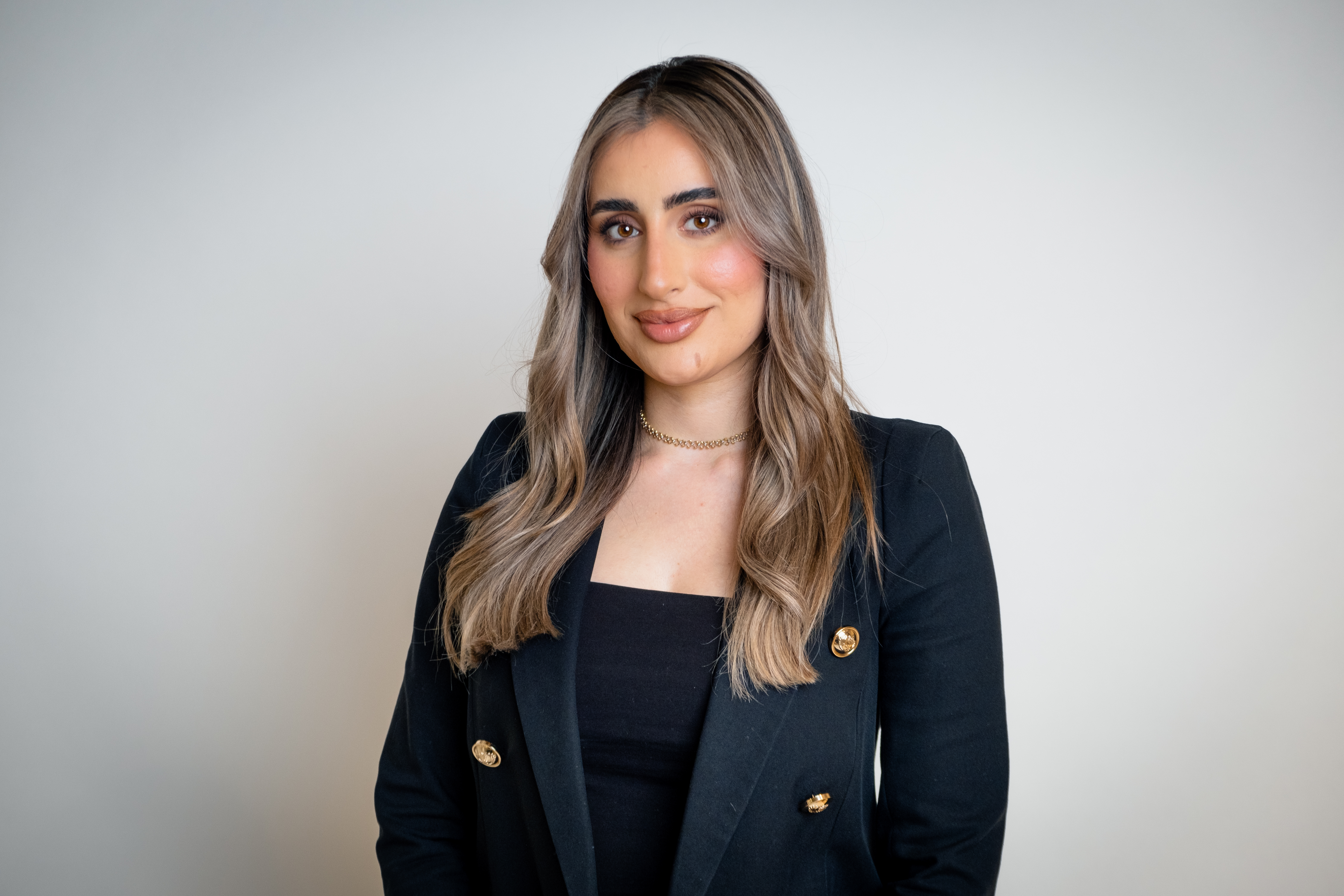 Bröllopsstylist och designer hos AMARÀ i Stockholm – expert på brudklänningar, aftonklänningar och skräddarsydda lösningar. Möt hjärtat bakom AMARÀ – vår erfarna stylist och klänningsdesigner med passion för brudmode, aftonklänningar och exklusivt skräddarsytt dammode. Med över tio års erfarenhet inom bröllopsstyling och design av brudklänningar i Stockholm, arbetar hon nära varje kund för att skapa en look som inte bara är vacker, utan också personlig och unik. Hos AMARÀ får du hjälp av en stylist som förstår kroppsformer, materialval och modetrender, och som alltid strävar efter att din klänning ska kännas som en förlängning av dig själv. Med passion, precision och ett öga för detaljer är hon den som gör din klänningsresa i Stockholm till något helt speciellt – från första provning till sista söm.